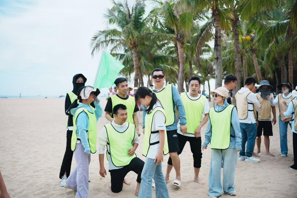 GUDGA ٹیم کے اراکین سمندر کنارے ٹیم بنانے کے پروگرام کے لیے اکٹھے ہوتے ہیں۔ GUDGA ٹیم کے اراکین سمندر کنارے ٹیم بنانے کے پروگرام کے لیے اکٹھے ہوتے ہیں۔